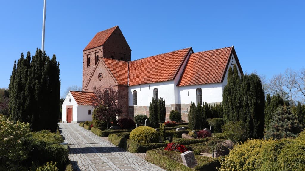 Vorbasse church - Facade and path up to entrance
