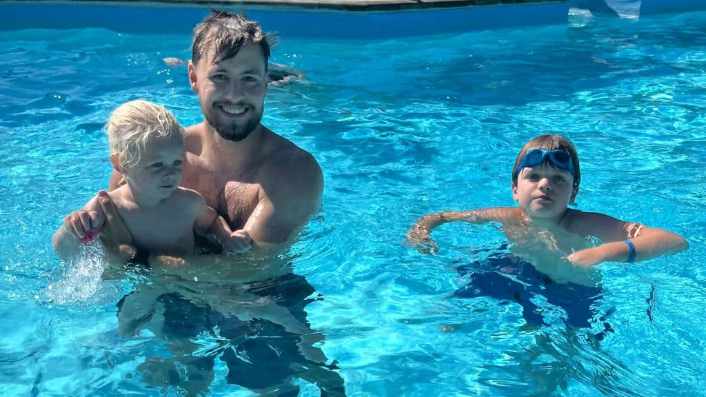 Fårup Sø Camping - family in the pool