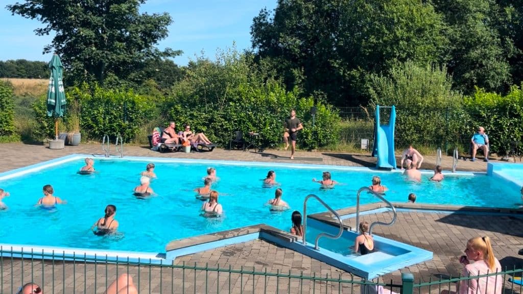 Fårup Sø Camping - swimmers in the pool