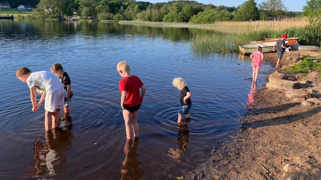 Fårup Sø Camping - Children paddle in Fårup Lake