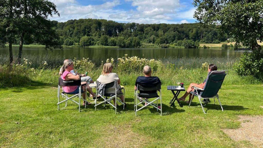 Fårup Sø Camping - Campers enjoy the view over the lake